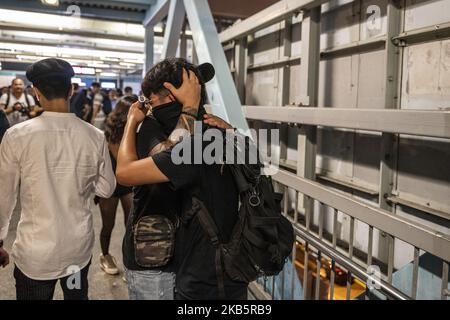 Prodemokratische Demonstranten werden in Yuen Long in Hongkong umarmt am 12. September 2019 wurde Hongkong von monatelangen Protesten erschüttert. (Foto von Vernon Yuen/NurPhoto) Stockfoto