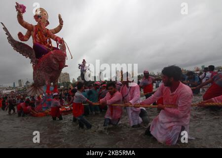 Anhänger ziehen am letzten Tag des Ganesh-Chaturthis-Festivals in Mumbai, Indien, am 12. September 2019 eine Statue des elefantenköpfigen Hindu-gottes Ganesha, um in das Arabische Meer einzutauchen. Zehntägiges Fest zur Feier der Geburt von Ganesha, dem gott des Erfolgs, des Reichtums und des Neubeginns. (Foto von Himanshu Bhatt/NurPhoto) Stockfoto