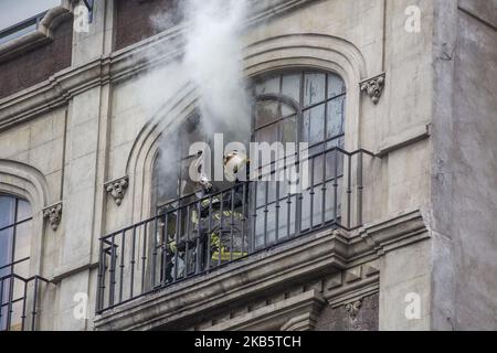 Zwei Brände wurden in Mexiko-Stadt registriert, wo Feuerwehrleute zum Standort kamen, um sie zu kontrollieren. Die erste im Stadtzentrum, wo eine Abteilung eines Gebäudes Feuer fing. Die zweite im Osten der Stadt, wo ein Weihnachtsschmuck-Laden Feuer fing. September 12.. 2019. Jair Cabrera/ Nurphoto (Foto von Jair Cabrera/NurPhoto) Stockfoto