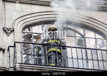 Zwei Brände wurden in Mexiko-Stadt registriert, wo Feuerwehrleute zum Standort kamen, um sie zu kontrollieren. Die erste im Stadtzentrum, wo eine Abteilung eines Gebäudes Feuer fing. Die zweite im Osten der Stadt, wo ein Weihnachtsschmuck-Laden Feuer fing. September 12.. 2019. Jair Cabrera/ Nurphoto (Foto von Jair Cabrera/NurPhoto) Stockfoto