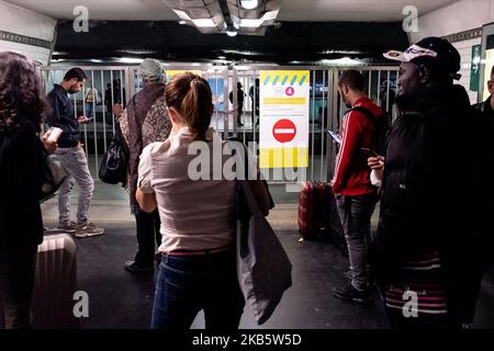 Die Reisenden warten hinter den Toren der Bahnsteige des Chatelet-Bahnhofs, da der Verkehr gerade während des Streiks am Freitag, dem 13. September 2019, unterbrochen wurde, während alle Gewerkschaften von RATP, der Pariser Verkehrsbehörde, die die Metrolinien der Hauptstadt betreibt, Haben einen Streik begonnen, um gegen die Reform der Rentensysteme und das Ende ihrer Sonderregelungen zu protestieren. Die meisten U-Bahnlinien in Paris wurden unterbrochen, darunter 10 vollständig geschlossene U-Bahnlinien. Die Pariser erwarteten den Streik, indem sie ihre Reisen so weit wie möglich einschränkten und sich einen Tag frei nahmen oder sich mit Telearbeit beschäftigten. In Fak Stockfoto