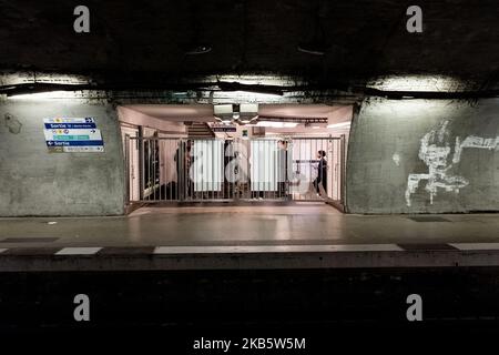 Die Reisenden warten hinter den Toren der Bahnsteige des Chatelet-Bahnhofs, da der Verkehr gerade während des Streiks am Freitag, dem 13. September 2019, unterbrochen wurde, während alle Gewerkschaften von RATP, der Pariser Verkehrsbehörde, die die Metrolinien der Hauptstadt betreibt, Haben einen Streik begonnen, um gegen die Reform der Rentensysteme und das Ende ihrer Sonderregelungen zu protestieren. Die meisten U-Bahnlinien in Paris wurden unterbrochen, darunter 10 vollständig geschlossene U-Bahnlinien. Die Pariser erwarteten den Streik, indem sie ihre Reisen so weit wie möglich einschränkten und sich einen Tag frei nahmen oder sich mit Telearbeit beschäftigten. In Fak Stockfoto