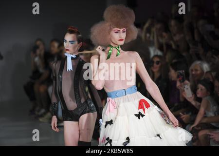 Models laufen während des Pam Hogg Laufgangs während der London Fashion Week am 2019. September, London am 13. September 2019, auf der Landebahn. (Foto von Alberto Pezzali/NurPhoto) Stockfoto