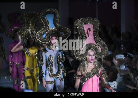 Models laufen während des Pam Hogg Laufgangs während der London Fashion Week am 2019. September, London am 13. September 2019, auf der Landebahn. (Foto von Alberto Pezzali/NurPhoto) Stockfoto