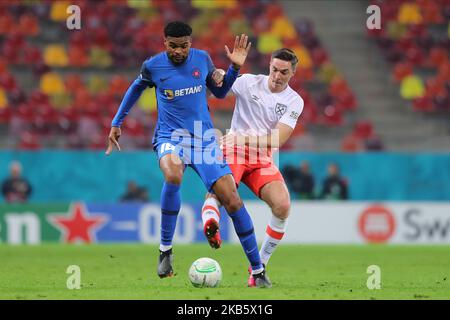 Bukarest, Rumänien. 03.. November 2022. Malcom Edjouma und Conor Coventry während des UEFA Europa Conference League-Spiels FCSB gegen West Ham United in der Arena Națională, Bukarest, Rumänien, 3.. November 2022 (Foto von Stefan Constantin/Nachrichtenbilder) Credit: News Images LTD/Alamy Live News Stockfoto