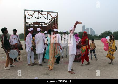 Anhänger tauchen ein Idol von Lord Ganesh in den Wasserteich ein, der von der Regierung von Delhi am letzten Tag des Ganesh Chaturthi Festivals am 12. September 2019 in der Stadt Kinindi Kunj in Neu-Delhi, Indien, geschaffen wurde. (Foto von Mayank Makhija/NurPhoto) Stockfoto