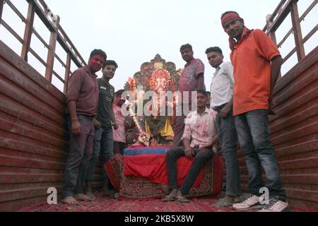 Anhänger tauchen ein Idol von Lord Ganesh in den Wasserteich ein, der von der Regierung von Delhi am letzten Tag des Ganesh Chaturthi Festivals am 12. September 2019 in der Stadt Kinindi Kunj in Neu-Delhi, Indien, geschaffen wurde. (Foto von Mayank Makhija/NurPhoto) Stockfoto