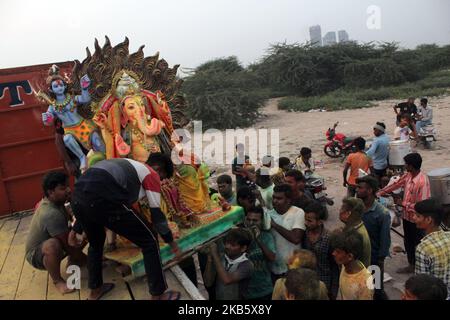 Anhänger tauchen ein Idol von Lord Ganesh in den Wasserteich ein, der von der Regierung von Delhi am letzten Tag des Ganesh Chaturthi Festivals am 12. September 2019 in der Stadt Kinindi Kunj in Neu-Delhi, Indien, geschaffen wurde. (Foto von Mayank Makhija/NurPhoto) Stockfoto