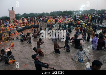 Anhänger tauchen ein Idol von Lord Ganesh in den Wasserteich ein, der von der Regierung von Delhi am letzten Tag des Ganesh Chaturthi Festivals am 12. September 2019 in der Stadt Kinindi Kunj in Neu-Delhi, Indien, geschaffen wurde. (Foto von Mayank Makhija/NurPhoto) Stockfoto