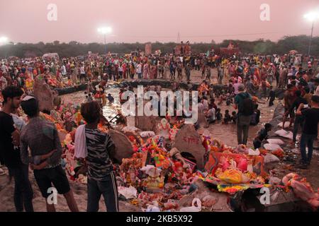 Anhänger tauchen ein Idol von Lord Ganesh in den Wasserteich ein, der von der Regierung von Delhi am letzten Tag des Ganesh Chaturthi Festivals am 12. September 2019 in der Stadt Kinindi Kunj in Neu-Delhi, Indien, geschaffen wurde. (Foto von Mayank Makhija/NurPhoto) Stockfoto