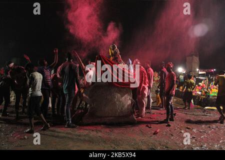 Anhänger tauchen ein Idol von Lord Ganesh in den Wasserteich ein, der von der Regierung von Delhi am letzten Tag des Ganesh Chaturthi Festivals am 12. September 2019 in der Stadt Kinindi Kunj in Neu-Delhi, Indien, geschaffen wurde. (Foto von Mayank Makhija/NurPhoto) Stockfoto