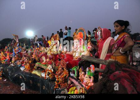 Anhänger tauchen ein Idol von Lord Ganesh in den Wasserteich ein, der von der Regierung von Delhi am letzten Tag des Ganesh Chaturthi Festivals am 12. September 2019 in der Stadt Kinindi Kunj in Neu-Delhi, Indien, geschaffen wurde. (Foto von Mayank Makhija/NurPhoto) Stockfoto
