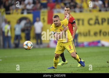 George Puscas aus Rumänien im Einsatz gegen Jordi Alba aus Spanien während des UEFA EURO 2020 Gruppe F Qualifikationsspiel Rumänien gegen Spanien in der Arena Nationala am 05. September 2019 in Bukarest, Rumänien. (Foto von Alex Nicodim/NurPhoto) Stockfoto