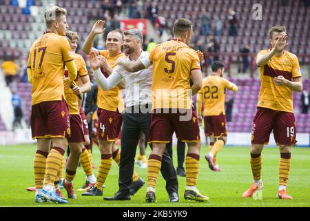 Motherwell-Manager Stephen Robinson feiert in Vollzeit mit seinen Spielern nach dem Spiel der Scottish Premier League zwischen Hearts und Motherwell im Tynecastle Park am 14. September 2019 in Edinburgh, Schottland. (Foto von Ewan Bootman/NurPhoto) Stockfoto