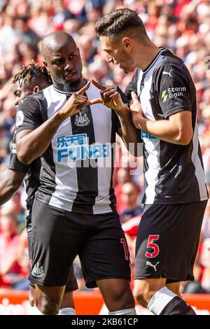 JETRO Willems von Newcastle United feiert mit Fabian Schar von Newcastle United, nachdem er beim Premier League-Spiel zwischen Liverpool und Newcastle United am Samstag, dem 14.. September 2019, in Anfield, Liverpool das Eröffnungstreffer erzielt hat. (Foto von Alan Hayward/MI News/NurPhoto) Stockfoto