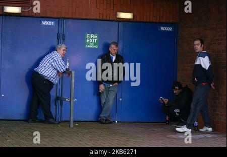 Blackburn Rovers Fans warten am 14. September vor dem Stadion von Blackburn Rover im Ewood Park in England. (Foto von Giannis Alexopoulos/NurPhoto) Stockfoto