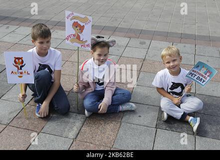 Kinder halten Plakate während des „Allukrainischen marsches für Tierrechte“ im Zentrum von Kiew, Ukraine, am 15. September 2019. Mehrere Tausend Teilnehmer mit ihren Haustieren marschierten ins Zentrum von Kiew zum ukrainischen Parlamentsgebäude und forderten, die Verwendung von Tieren in Zirkussen, Delfinarien, das Betteln mit Tieren und Fotodiensten, Tierversuche und das Verbot von Pelzfarmen zu verbieten. Das Ereignis, das gleichzeitig in 24 ukrainischen Städten stattfand, zielt darauf ab, humanistische Werte zu popularisieren und Tiere vor Grausamkeit zu schützen. (Foto von STR/NurPhoto) Stockfoto