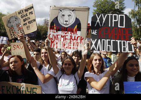 Menschen halten Plakate während des „Allukrainischen marsches für Tierrechte“ im Zentrum von Kiew, Ukraine, am 15. September 2019. Mehrere Tausend Teilnehmer mit ihren Haustieren marschierten ins Zentrum von Kiew zum ukrainischen Parlamentsgebäude und forderten, die Verwendung von Tieren in Zirkussen, Delfinarien, das Betteln mit Tieren und Fotodiensten, Tierversuche und das Verbot von Pelzfarmen zu verbieten. Das Ereignis, das gleichzeitig in 24 ukrainischen Städten stattfand, zielt darauf ab, humanistische Werte zu popularisieren und Tiere vor Grausamkeit zu schützen. (Foto von STR/NurPhoto) Stockfoto