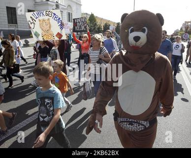 Menschen tragen Plakate während des „Allukrainischen marsches für Tierrechte“ im Zentrum von Kiew, Ukraine, am 15. September 2019. Mehrere Tausend Teilnehmer mit ihren Haustieren marschierten ins Zentrum von Kiew zum ukrainischen Parlamentsgebäude und forderten, die Verwendung von Tieren in Zirkussen, Delfinarien, das Betteln mit Tieren und Fotodiensten, Tierversuche und das Verbot von Pelzfarmen zu verbieten. Das Ereignis, das gleichzeitig in 24 ukrainischen Städten stattfand, zielt darauf ab, humanistische Werte zu popularisieren und Tiere vor Grausamkeit zu schützen. (Foto von STR/NurPhoto) Stockfoto