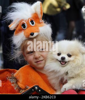 Ein kleines Mädchen mit Hund nimmt am 15. September 2019 am 'All-Ukrainisch marsch für Tierrechte' im Zentrum von Kiew, Ukraine, Teil. Mehrere Tausend Teilnehmer mit ihren Haustieren marschierten ins Zentrum von Kiew zum ukrainischen Parlamentsgebäude und forderten, die Verwendung von Tieren in Zirkussen, Delfinarien, das Betteln mit Tieren und Fotodiensten, Tierversuche und das Verbot von Pelzfarmen zu verbieten. Das Ereignis, das gleichzeitig in 24 ukrainischen Städten stattfand, zielt darauf ab, humanistische Werte zu popularisieren und Tiere vor Grausamkeit zu schützen. (Foto von STR/NurPhoto) Stockfoto