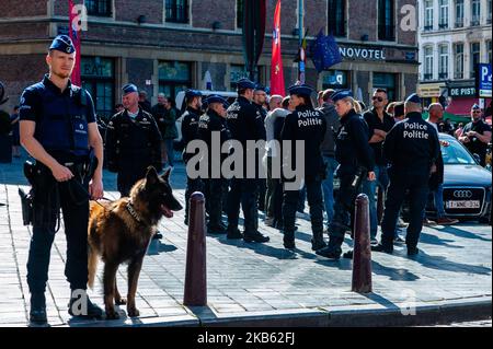 Rechtsextreme versuchten am 15. September 2019 in Brüssel zu demonstrieren. Die extremistische Gruppe "Bloed, Bodem, EER en Trouw" (BBET - Blut, Boden, Ehre und Loyalität) organisierte einen Protest gegen den Ausschluss von Vlaams Belang von den Gesprächen über die neue flämische Regierung. Etwa dreißig Anhänger versuchten sich am Place d'Espagne im Zentrum von Brüssel zu versammeln, wurden aber von der Bereitschaftspolizei gestoppt und unter Verhaftung gebracht. (Foto von Romy Arroyo Fernandez/NurPhoto) Stockfoto