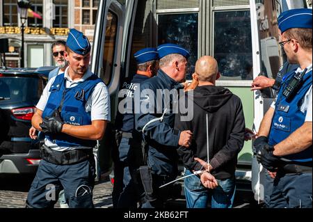 Rechtsextreme versuchten am 15. September 2019 in Brüssel zu demonstrieren. Die extremistische Gruppe "Bloed, Bodem, EER en Trouw" (BBET - Blut, Boden, Ehre und Loyalität) organisierte einen Protest gegen den Ausschluss von Vlaams Belang von den Gesprächen über die neue flämische Regierung. Etwa dreißig Anhänger versuchten sich am Place d'Espagne im Zentrum von Brüssel zu versammeln, wurden aber von der Bereitschaftspolizei gestoppt und unter Verhaftung gebracht. (Foto von Romy Arroyo Fernandez/NurPhoto) Stockfoto