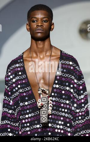 Ein Model geht während der Ashish Frühjahr/Sommer 2020 Kollektion Show während der London Fashion Weak in Seymour Hall in London, England am 15. September 2019 auf die Piste. (Foto von Dominika Zarzycka/NurPhoto) Stockfoto