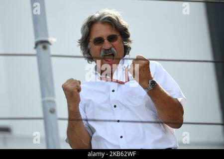 Die italienischen Team Manager Paolo Simoncelli von SIC58 Squadra Corse auf dem Podium von Octo San Marino und Riviera di Rimini GP, 13. Etappe der MotoGP Weltmeisterschaft in Misano World Circuit Marco Simoncelli, Riviera di Rimini, Italien, am 15. September 2019. (Foto von Andrea Diodato/NurPhoto) Stockfoto