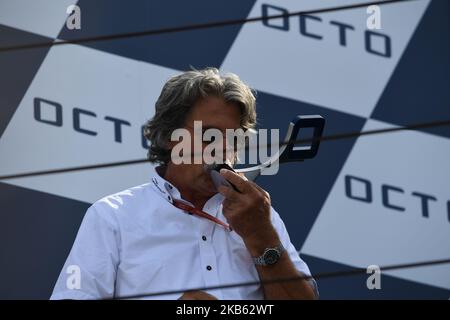 Die italienischen Team Manager Paolo Simoncelli von SIC58 Squadra Corse auf dem Podium von Octo San Marino und Riviera di Rimini GP, 13. Etappe der MotoGP Weltmeisterschaft in Misano World Circuit Marco Simoncelli, Riviera di Rimini, Italien, am 15. September 2019. (Foto von Andrea Diodato/NurPhoto) Stockfoto