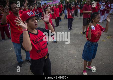 Am 15. September 2019 nehmen zahlreiche Teilnehmer mit Behinderungen am Dancing on the Street in Semarang, Zentraljava, Indonesien, Teil. Die Veranstaltung wurde durchgeführt, um das Verständnis von Behindertenfragen zu fördern und Unterstützung für die würde, Rechte und das Wohlergehen von Menschen mit Behinderungen zu mobilisieren. (Foto von WF Sihardian/NurPhoto) Stockfoto