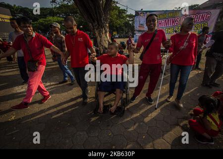 Am 15. September 2019 nehmen zahlreiche Teilnehmer mit Behinderungen am Dancing on the Street in Semarang, Zentraljava, Indonesien, Teil. Die Veranstaltung wurde durchgeführt, um das Verständnis von Behindertenfragen zu fördern und Unterstützung für die würde, Rechte und das Wohlergehen von Menschen mit Behinderungen zu mobilisieren. (Foto von WF Sihardian/NurPhoto) Stockfoto