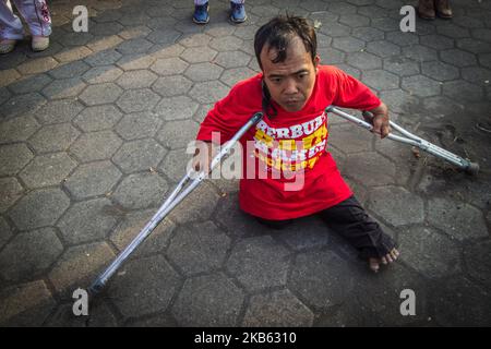 Am 15. September 2019 nehmen zahlreiche Teilnehmer mit Behinderungen am Dancing on the Street in Semarang, Zentraljava, Indonesien, Teil. Die Veranstaltung wurde durchgeführt, um das Verständnis von Behindertenfragen zu fördern und Unterstützung für die würde, Rechte und das Wohlergehen von Menschen mit Behinderungen zu mobilisieren. (Foto von WF Sihardian/NurPhoto) Stockfoto