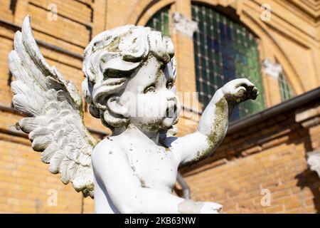 Amor Statue dekoriert Diecut auf weißem Hintergrund mit Pfad. Stockfoto