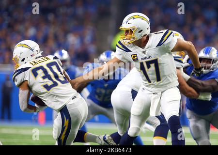 Los Angeles Chargers Quarterback Philip Rivers (17) übergibt den Ball an Los Angeles Chargers, die Austin Egeler (30) während der ersten Hälfte eines NFL-Fußballspiels gegen die Los Angeles Chargers in Detroit, Michigan, USA, am Sonntag, den 15. September 2019 zurücklaufen. (Foto von Amy Lemus/NurPhoto) Stockfoto