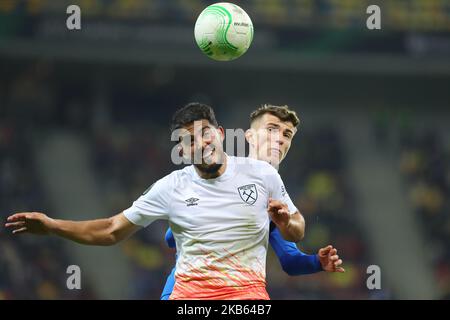 Bukarest, Rumänien. 03.. November 2022. Pablo Fornals und Octavian Popescu während des UEFA Europa Conference League-Spiels FCSB gegen West Ham United in der Arena Na?ional?, Bukarest, Rumänien, 3.. November 2022 (Foto von Stefan Constantin/News Images) in Bukarest, Rumänien am 11/3/2022. (Foto von Stefan Constantin/News Images/Sipa USA) Quelle: SIPA USA/Alamy Live News Stockfoto