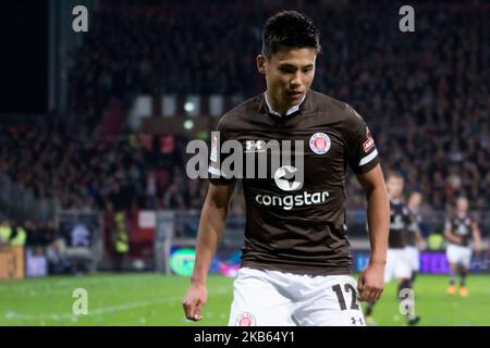 Ryo Miyaichi von St. Pauli blickt beim zweiten Bundesliga-Spiel zwischen FC St. Pauli und Hamburger SV am 16. September 2019 im Millerntor-Stadion in Hamburg auf. (Foto von Peter Niedung/NurPhoto) Stockfoto