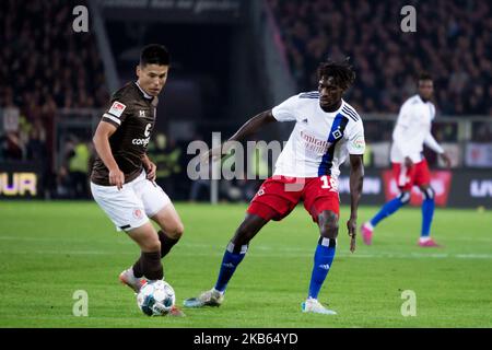 Ryo Miyaichi vom FC St. Pauli und Bakery Jatta vom Hamburger SV kämpfen beim zweiten Bundesliga-Spiel zwischen FC St. Pauli und Hamburger SV am 16. September 2019 im Millerntor-Stadion in Hamburg um den Ball. (Foto von Peter Niedung/NurPhoto) Stockfoto