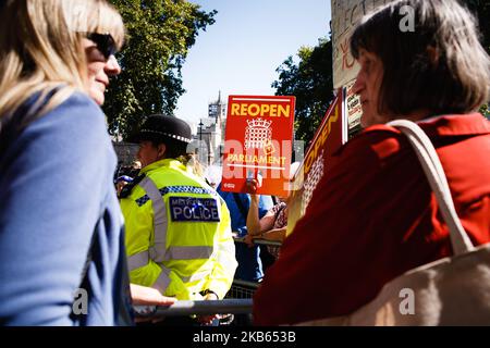 Aktivisten, die die Wiedereröffnung des Parlaments fordern, demonstrieren am 17. September 2019 vor dem Obersten Gerichtshof in London, England. Eine Jury aus 11 Richtern am Obersten Gerichtshof begann heute mit der Anhörung von Argumenten in zwei Berufungen von Urteilen über die Rechtmäßigkeit der aktuellen Prorogation des Parlaments. Die Prorogation wurde vom Court of Session in Edinburgh für rechtswidrig erklärt, wo erklärt wurde, dass die Prorogation unangemessen durch den Wunsch von Premierminister Boris Johnson motiviert worden sei, der Kontrolle der Abgeordneten über seine Brexit-Geschäfte mit der EU zu entgehen. Der High Court in London entschied jedoch, dass es sich nicht um das Problem handelte Stockfoto