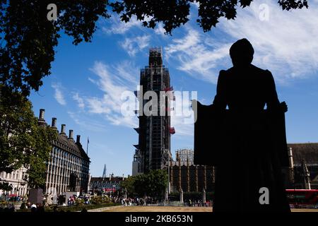 Am 17. September 2019 steht in London, England, der noch nicht renovierte Elizabeth Tower mit der Statue der Suffragette Millicent Fawcett im Vordergrund. (Foto von David Cliff/NurPhoto) Stockfoto