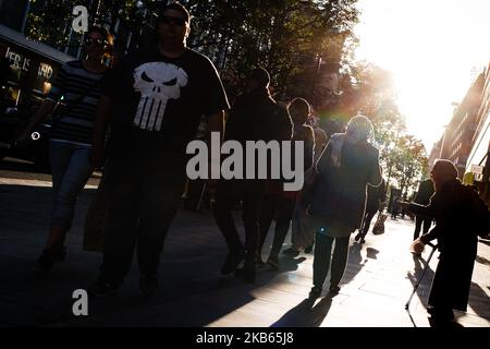 Eine Roma-Frau bettelt auf der Oxford Street, als am 17. September 2019 in London, England, in der frühen Abendsonne Käufer und Pendler vorbeikommen. (Foto von David Cliff/NurPhoto) Stockfoto