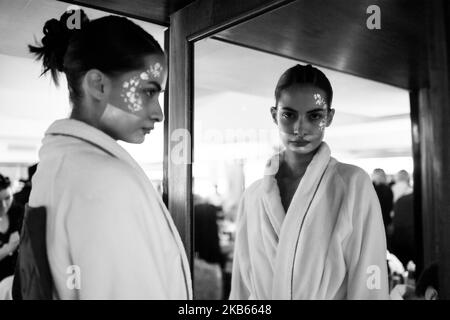 Die Models stehen vor der VIN + OMI Show während der London Fashion Week am 2019. September, London, 17. September 2019, im Hintergrund. (Foto von Alberto Pezzali/NurPhoto) Stockfoto