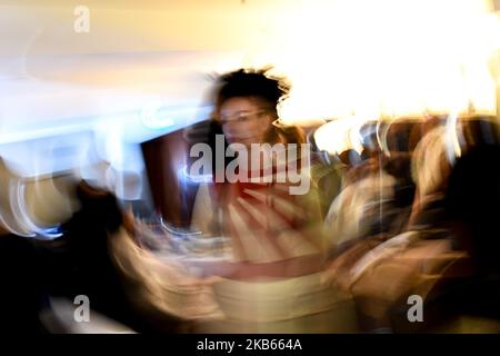 Die Models stehen vor der VIN + OMI Show während der London Fashion Week am 2019. September, London, 17. September 2019, im Hintergrund. (Foto von Alberto Pezzali/NurPhoto) Stockfoto