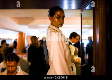 Die Models stehen vor der VIN + OMI Show während der London Fashion Week am 2019. September, London, 17. September 2019, im Hintergrund. (Foto von Alberto Pezzali/NurPhoto) Stockfoto