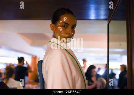 Die Models stehen vor der VIN + OMI Show während der London Fashion Week am 2019. September, London, 17. September 2019, im Hintergrund. (Foto von Alberto Pezzali/NurPhoto) Stockfoto