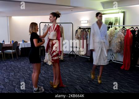 Die Models stehen vor der VIN + OMI Show während der London Fashion Week am 2019. September, London, 17. September 2019, im Hintergrund. (Foto von Alberto Pezzali/NurPhoto) Stockfoto