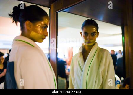 Die Models stehen vor der VIN + OMI Show während der London Fashion Week am 2019. September, London, 17. September 2019, im Hintergrund. (Foto von Alberto Pezzali/NurPhoto) Stockfoto