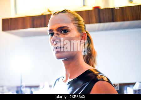 Die Models stehen vor der VIN + OMI Show während der London Fashion Week am 2019. September, London, 17. September 2019, im Hintergrund. (Foto von Alberto Pezzali/NurPhoto) Stockfoto