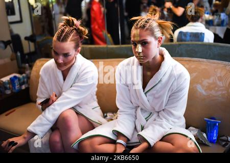 Die Models stehen vor der VIN + OMI Show während der London Fashion Week am 2019. September, London, 17. September 2019, im Hintergrund. (Foto von Alberto Pezzali/NurPhoto) Stockfoto