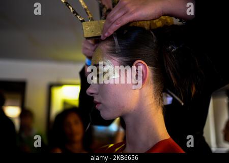 Die Models stehen vor der VIN + OMI Show während der London Fashion Week am 2019. September, London, 17. September 2019, im Hintergrund. (Foto von Alberto Pezzali/NurPhoto) Stockfoto