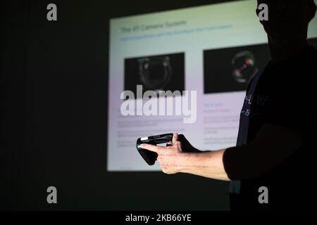 Der Senior Support Specialist der Phase One, Jesper Johansen, stellt am 18. September 2019 im Rahmen einer Einführungsveranstaltung in Kuala Lumpur, Malaysia, die neu eingeführte Phase One XT-Kamera vor. (Foto von Chris Jung/NurPhoto) Stockfoto